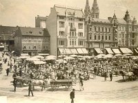 Trg bana Jelačića 1903. godine, stara kuća Popović (br 4), kuća dr Rada (br 5) i kuća dr Herzoga (br 6), .jpg